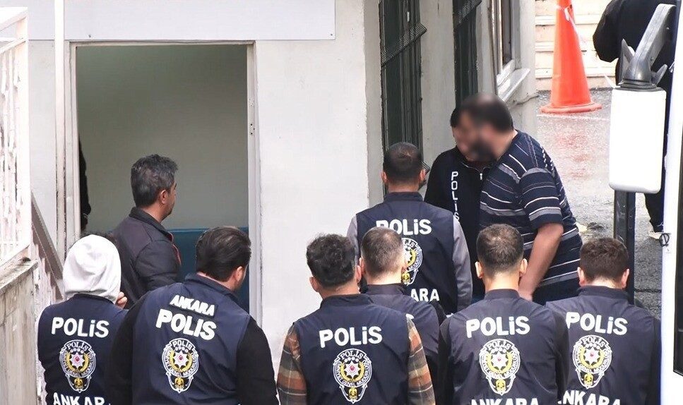 Eyüpsultan Belediyesi’ne yönelik düzenlenen operasyonda gözaltına alınan şüpheliler, sağlık kontrollerinden