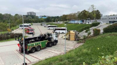 Eyüpsultan, İstanbul’da meydana gelen trafik kazasında bir hafriyat kamyonu kontrolden