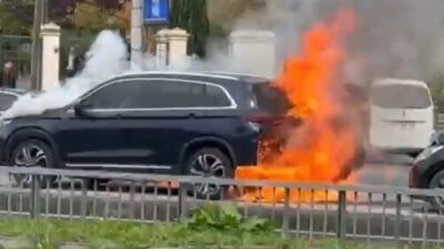 İstanbul Eyüpsultan ilçesinde bir aracın park halindeyken çıkan yangın, itfaiye