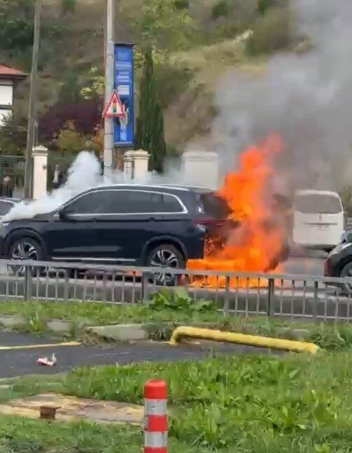 İstanbul Eyüpsultan ilçesinde bir aracın park halindeyken çıkan yangın, itfaiye