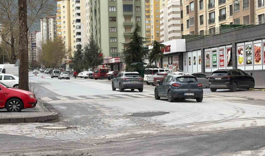 Kayseri’deki bir mobilya fabrikasının müdürü olan Mustafa D., evinin önünde
