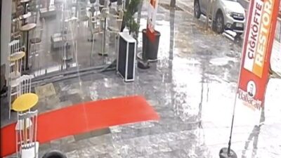 Adapazarı ilçesinde meydana gelen bir olayda, bir otomobil kontrolünü kaybederek