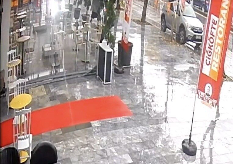 Adapazarı ilçesinde meydana gelen bir olayda, bir otomobil kontrolünü kaybederek
