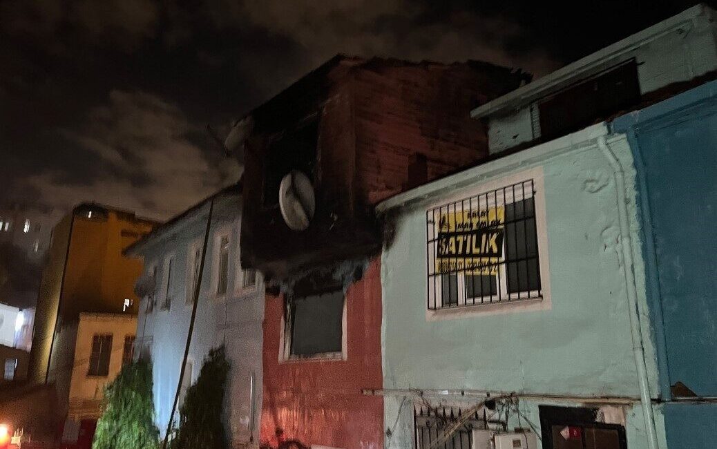 İstanbul Fatih’te, bilinmeyen bir sebepten dolayı bir apartmanda yangın çıktı