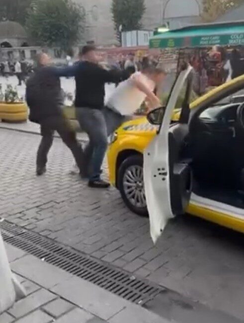 Fatih ilçesinde bulunan İstanbul’da, iki taksi şoförü arasında yaşanan kavga,