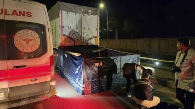 Bandırma ilçesinde tırın dorsesine çarpan motosiklet sürücüsü hayatını kaybetti. Olay,