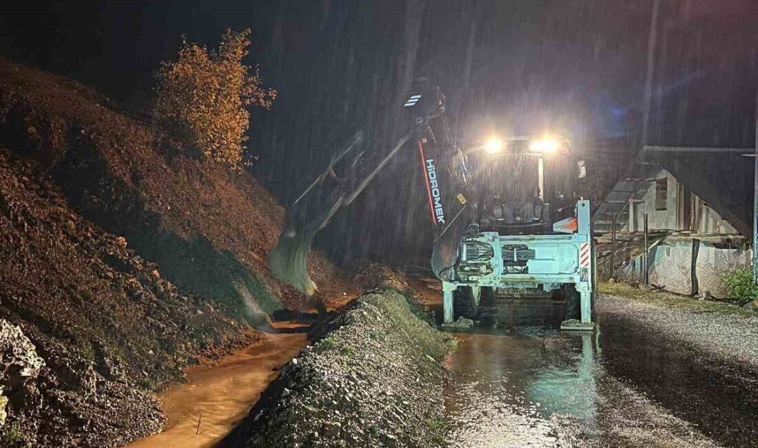 Adana’nın Feke ilçesinde etkili olan şiddetli sağanak yağış, Tapan bölgesinde