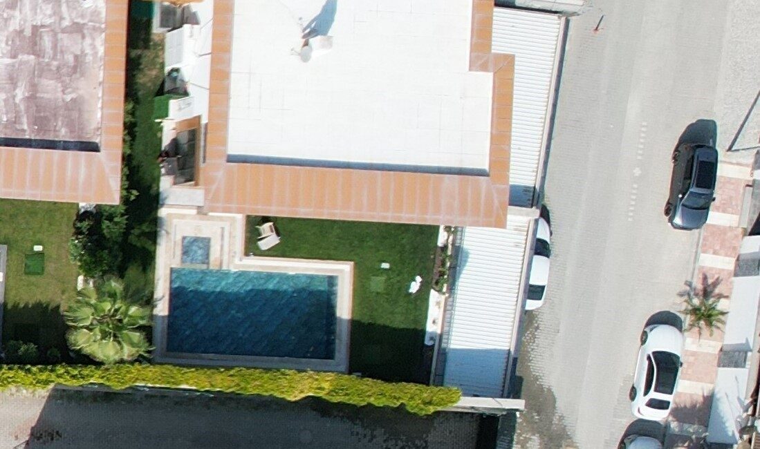 Manisa Büyükşehir Belediye Başkanı Ferdi Zeyrek’in evinin havuzuna ait makine