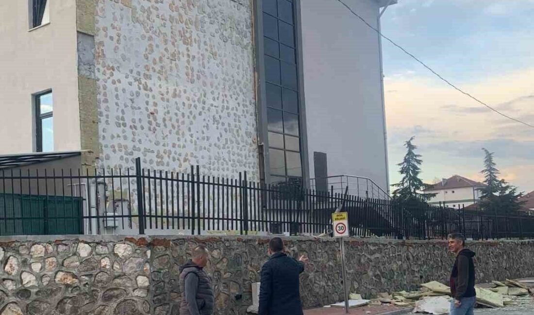 Düzce’nin Gümüşova ilçesinde meydana gelen şiddetli fırtına, Gümüşova İlkokulu ve