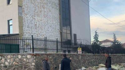 Düzce’nin Gümüşova ilçesinde meydana gelen şiddetli fırtına, Gümüşova İlkokulu ve