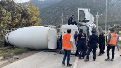 Çorum’un Laçin ilçesinde freni boşalan beton mikserinin otomobile çarparak devrildiği