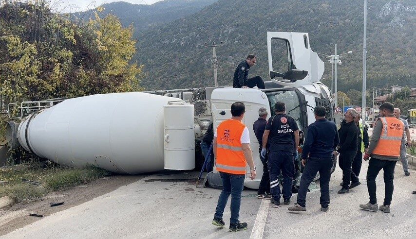 Çorum’un Laçin ilçesinde freni boşalan beton mikserinin otomobile çarparak devrildiği