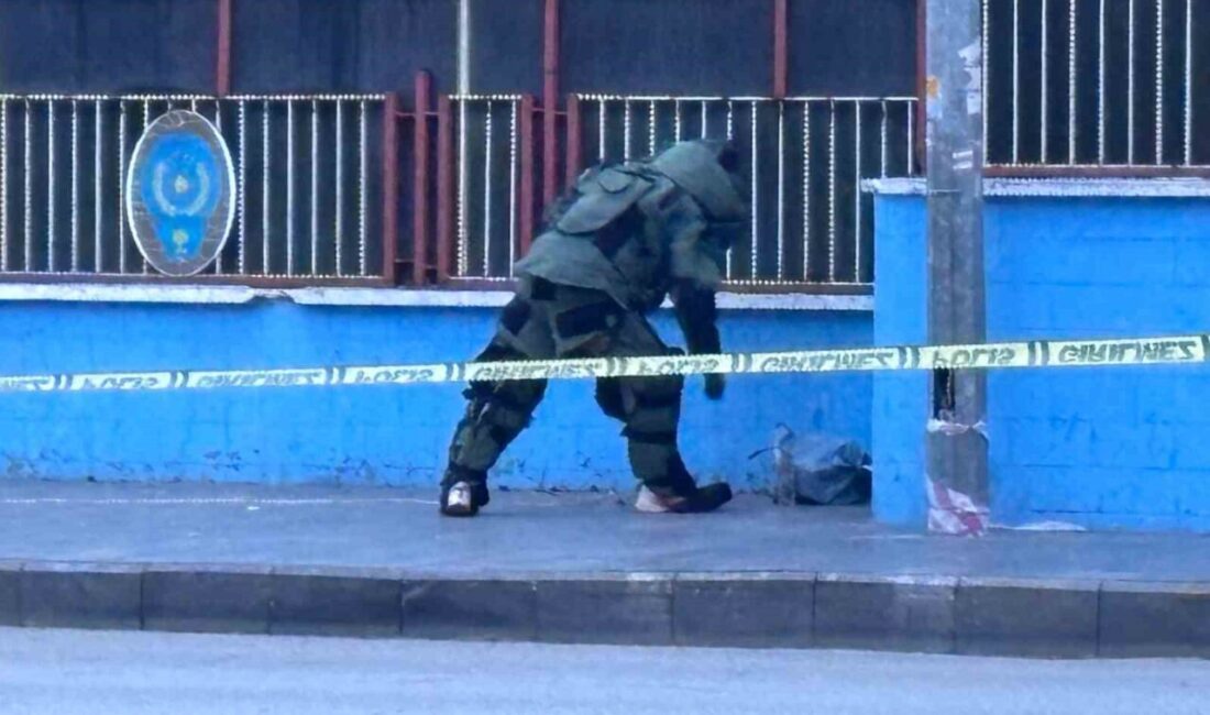 Gaziantep İl Emniyet Müdürlüğü binasının giriş kapısına bırakılan şüpheli bir