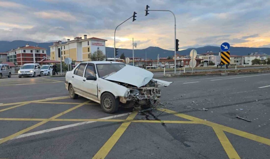 Gaziantep’in İslahiye ilçesinde 2 otomobilin çarpışması sonucu meydana gelen kazada