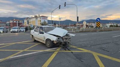 Gaziantep’in İslahiye ilçesinde 2 otomobilin çarpışması sonucu meydana gelen kazada