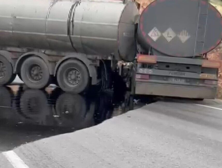 Nurdağı ilçesinde meydana gelen trafik kazasında akaryakıt yüklü iki tanker