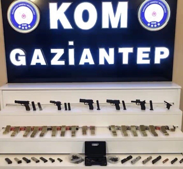 Gaziantep’te polis ekiplerince birer adrese yapılan operasyonda 4 adet ruhsatsız