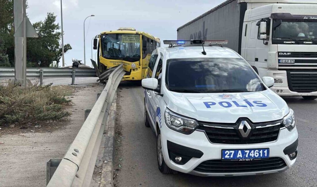Gaziantep’te bir halk otobüsü, yol kenarındaki demir bariyerlere çarpınca 9