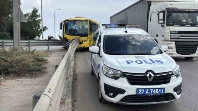 Gaziantep’te bir halk otobüsü, yol kenarındaki demir bariyerlere çarpınca 9
