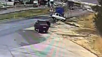 Gaziantep’te kontrolden çıkarak menfeze uçan araçtaki 2 kişi yaralandı. Kaza