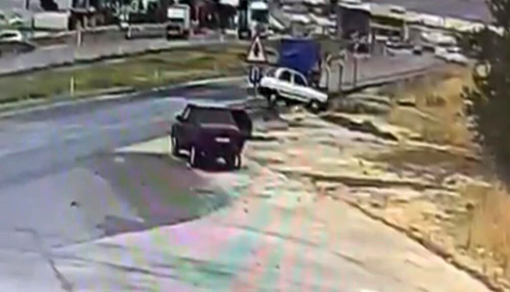 Gaziantep’te kontrolden çıkarak menfeze uçan araçtaki 2 kişi yaralandı. Kaza