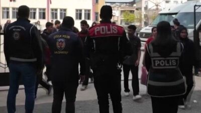 Gaziantep’te bulunan okulların çevresinde denetimleri artıran emniyet ekipleri, huzur ve