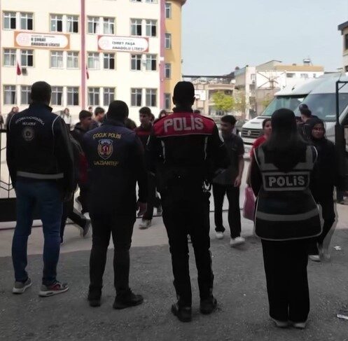 Gaziantep’te bulunan okulların çevresinde denetimleri artıran emniyet ekipleri, huzur ve