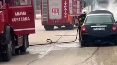 Gaziantep’in Nurdağı ilçesinde seyir halindeki otomobilde çıkan yangın itfaiye ekiplerince