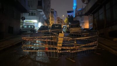 İstanbul’un Gaziosmanpaşa’da sağanak sonrası kısmi çökme meydana gelen yol kapatıldı.