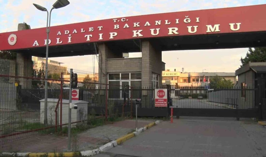 Kocaeli’nin Gebze ilçesinde bir araç içinde sel sularına kapılarak sürüklenen