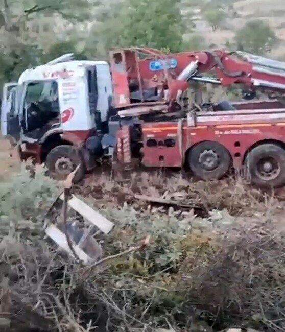 Gercüş ilçesinde bir vinç sürücüsü, Bağlarbaşı Mahallesi’nde kontrolden çıkarak şarampole
