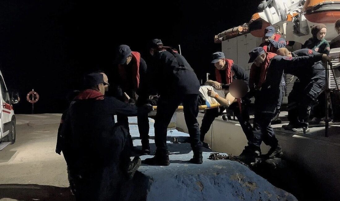 Çanakkale’nin Gökçeada ilçesinde rahatsızlanan bir vatandaşın tıbbi tahliyesi Sahil Güvenlik