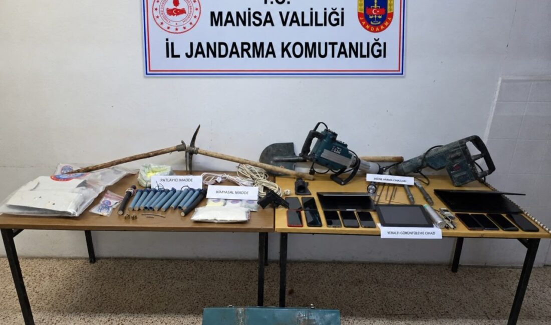 Manisa’nın Gördes ilçesinde define arayışında bulunan ve kaçak kazı yapan