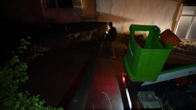 Gümüşhane’de bir elektrik direği, müstakil bir evin bahçesine devrildi ve