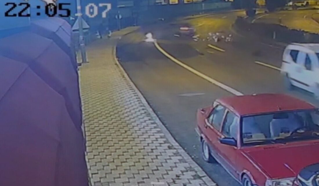 Gümüşhane’deki bir trafik kazası, refüje çarparak karşı şeride geçen bir