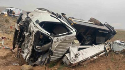 Van’ın Gürpınar ilçesindeki Güzeldere Tüneli mevkisinde 3 aracın karışması sonucu