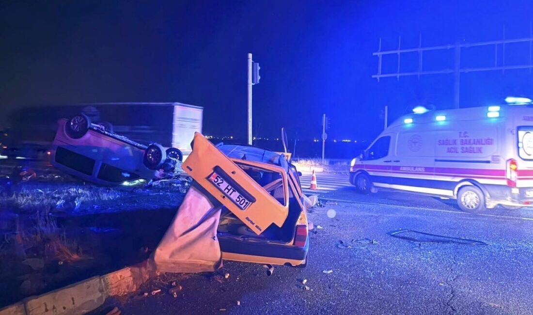 Adıyaman’da meydana gelen trafik kazasında hafif ticari araç ile otomobil