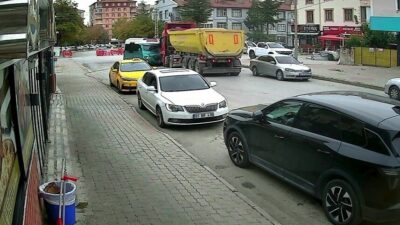 Konya’da hafriyat kamyonuyla çarpışan minibüsteki 10 kişi yaralandı. Kaza anı
