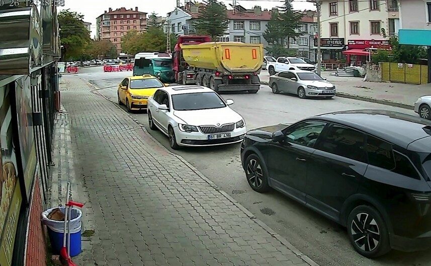 Konya’da hafriyat kamyonuyla çarpışan minibüsteki 10 kişi yaralandı. Kaza anı