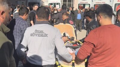 Hakkari’de meydana gelen trafik kazasında, iki aracın kafa kafaya çarpışması