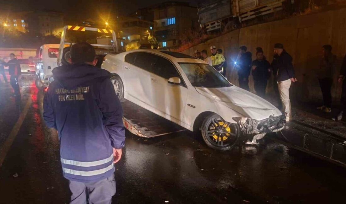 Hakkari’nın Keklikpınar Mahallesi’nde, yağış sebebiyle kontrolü kaybolan bir aracın yol
