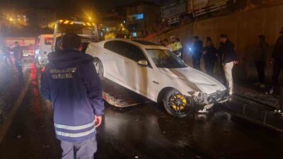 Hakkari’nın Keklikpınar Mahallesi’nde, yağış sebebiyle kontrolü kaybolan bir aracın yol