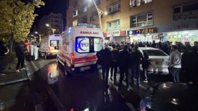 Hakkari’nın Yüksekova ilçesinde yaşanan bir silahlı çatışmada 3 kişi yaralandı.