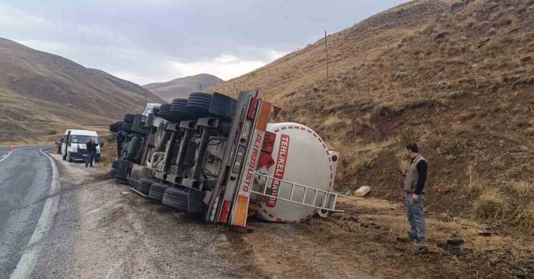 Hakkari-Van karayolunda, Dikiltaş köyü yakınlarında yağışlı hava sebebiyle kontrolden çıkan