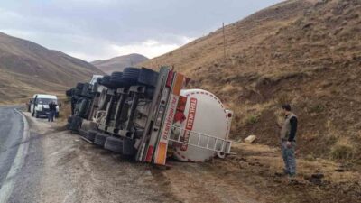 Hakkari-Van karayolunda, Dikiltaş köyü yakınlarında yağışlı hava sebebiyle kontrolden çıkan