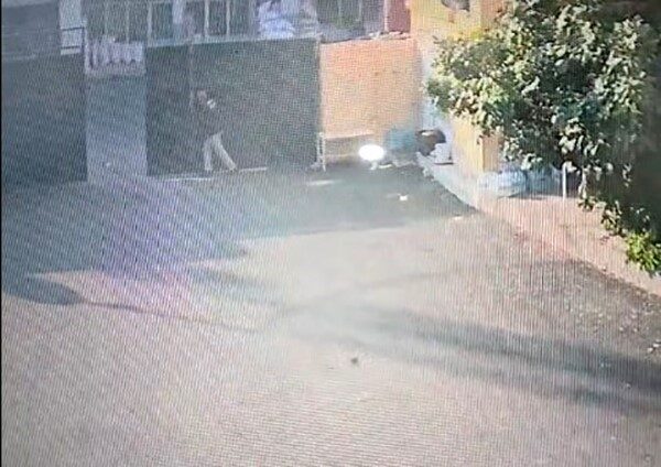 Gaziantep’in Nizip ilçesinde Fıstık Hali’nde yerinden çıkan kapı, hal bekçisinin