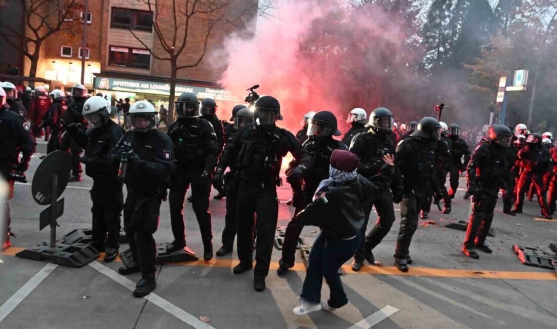 Almanya’da 34 şehirde düzenlenen gençlik protestoları kapsamında Hamburg’da zorunlu askerlik,