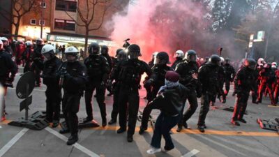 Almanya’da 34 şehirde düzenlenen gençlik protestoları kapsamında Hamburg’da zorunlu askerlik,
