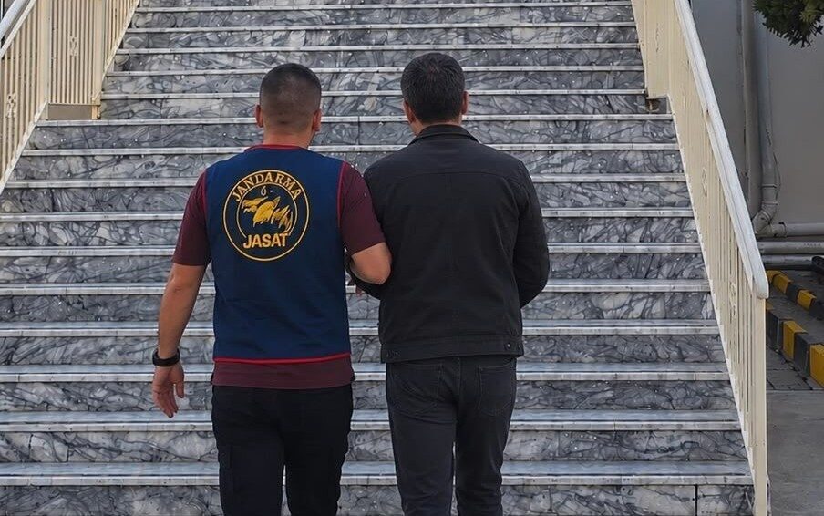 Aydın’ın Söke ilçesinde, hakaret suçu nedeniyle aranan ve 12 yıl