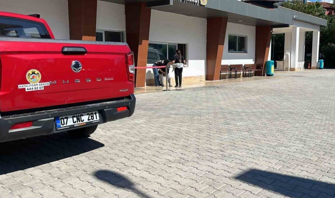 Alanya ilçesinde meydana gelen trafik kazasında motosiklet ile kamyonet çarpıştı.